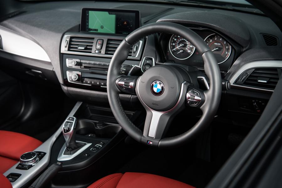 Интерьер BMW M240i Convertible 2016 года  (UK) (фото 18 из 21)